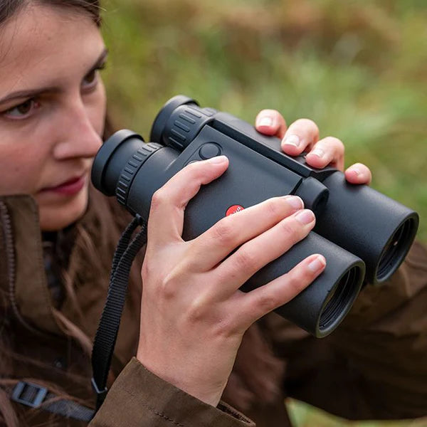 Jæger bruger Leica Geovid kikkert med afstandsmåler til jagt og observation.
